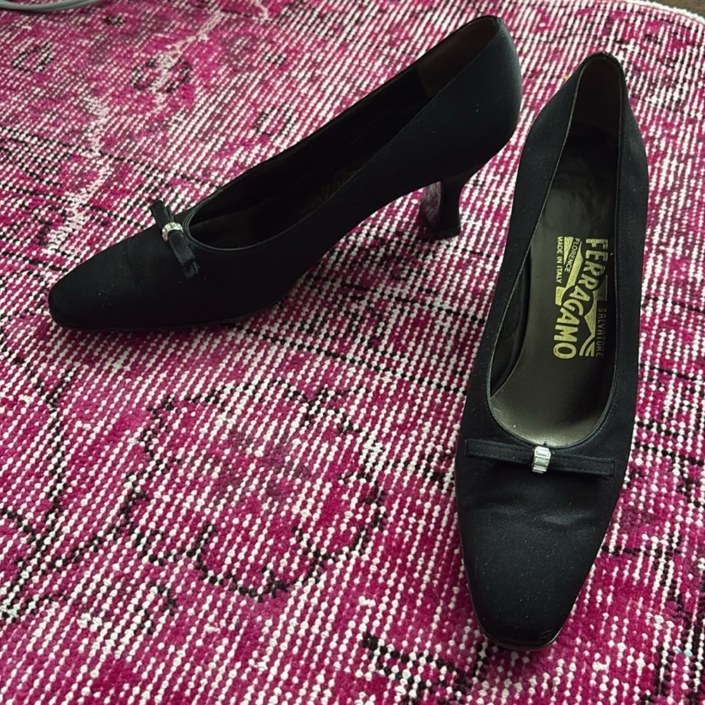 FERRAGAMO Vintage Peu de Soie Pumps Narrow